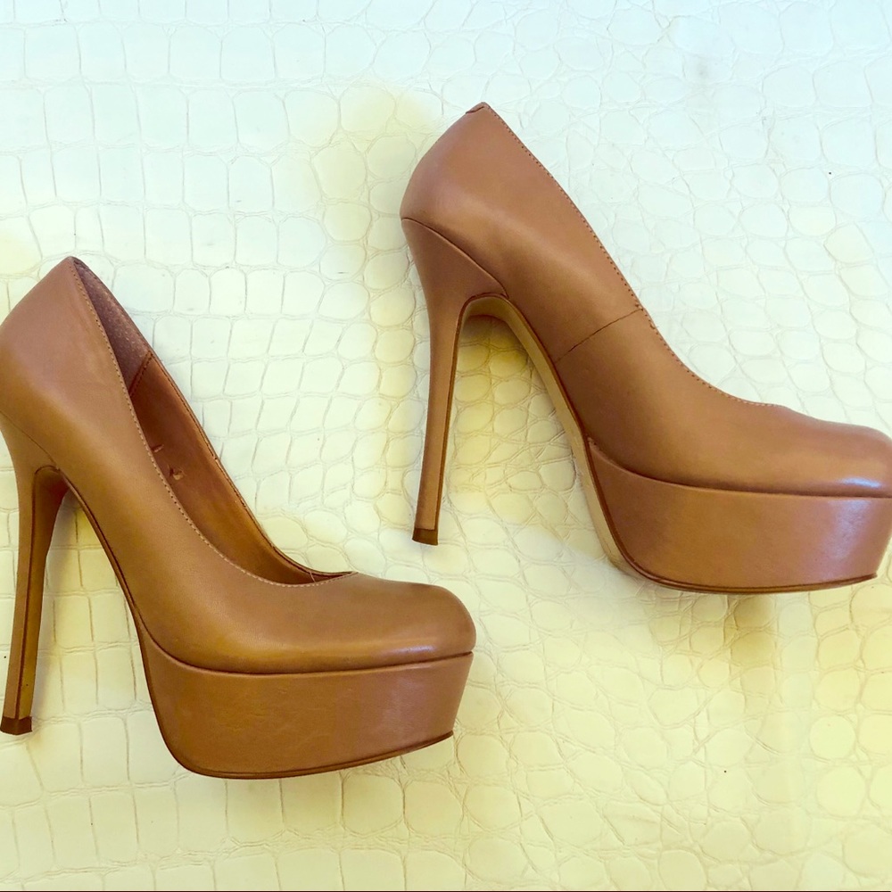 Steve Madden Nude Platform pumps w/ 5 1/2 “ heels